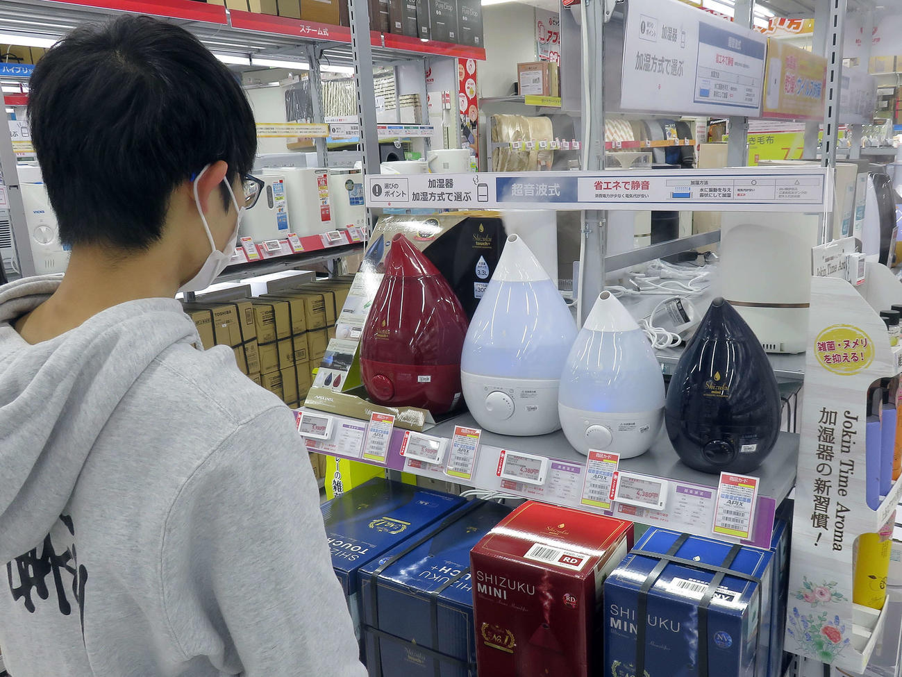 デザイン性も兼ね備えた加湿器に興味を示す来店客（撮影・鎌田直秀）