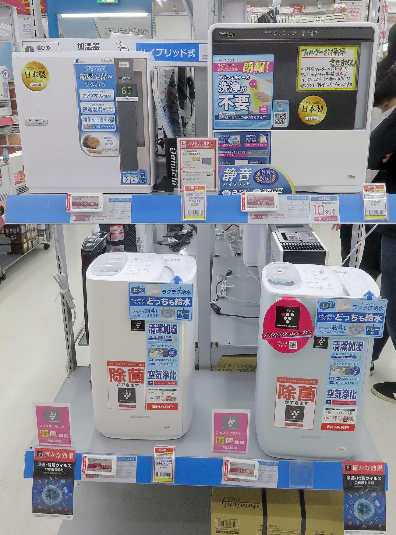 女性や子どもでも簡単な上部給水タイプや除菌効果もある加湿器も人気（撮影・鎌田直秀）