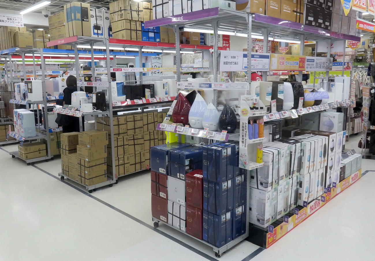 充実した加湿器販売スペースが設けられている都内の家電量販店店舗（撮影・鎌田直秀）