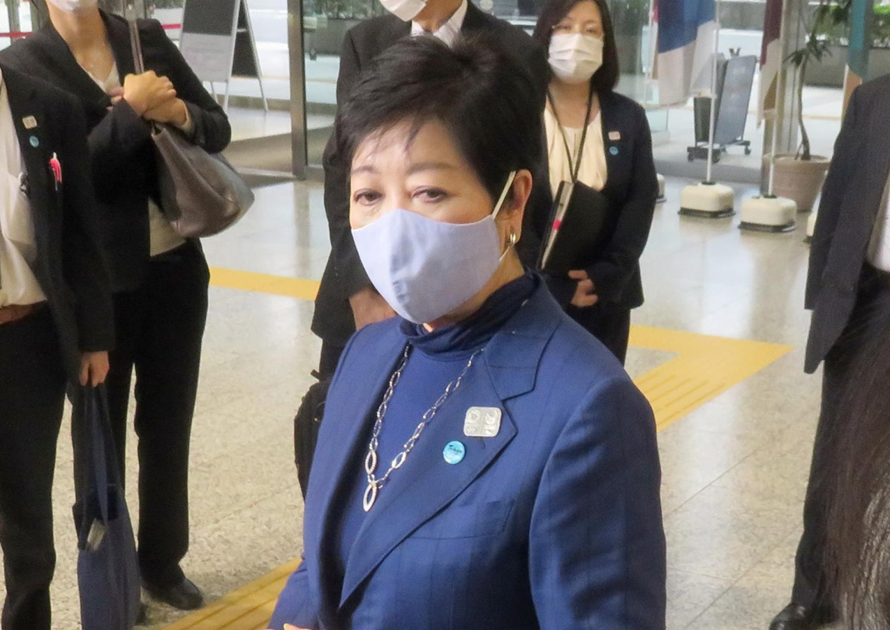 菅首相と会談後、都庁に戻って報道陣に対応する小池都知事（撮影・鎌田直秀）