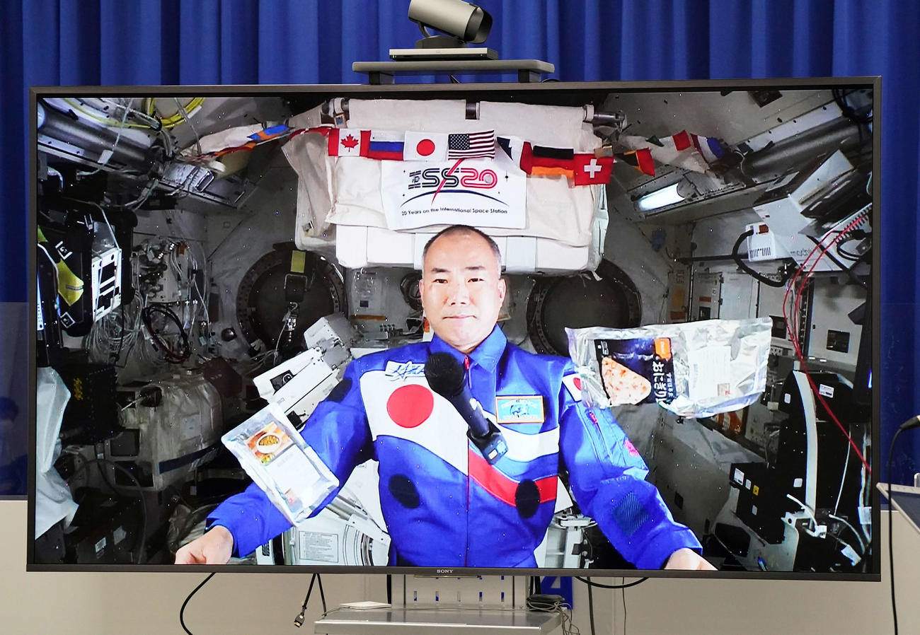 滞在中の国際宇宙ステーションから本紙記者の質問に答える宇宙飛行士の野口聡一さん（撮影・江口和貴）