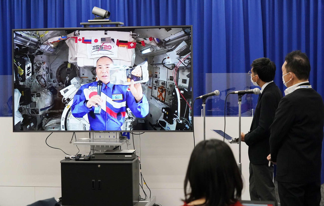 滞在中の国際宇宙ステーションから本紙大上記者（右端）の質問に答える宇宙飛行士の野口聡一さん（撮影・江口和貴）