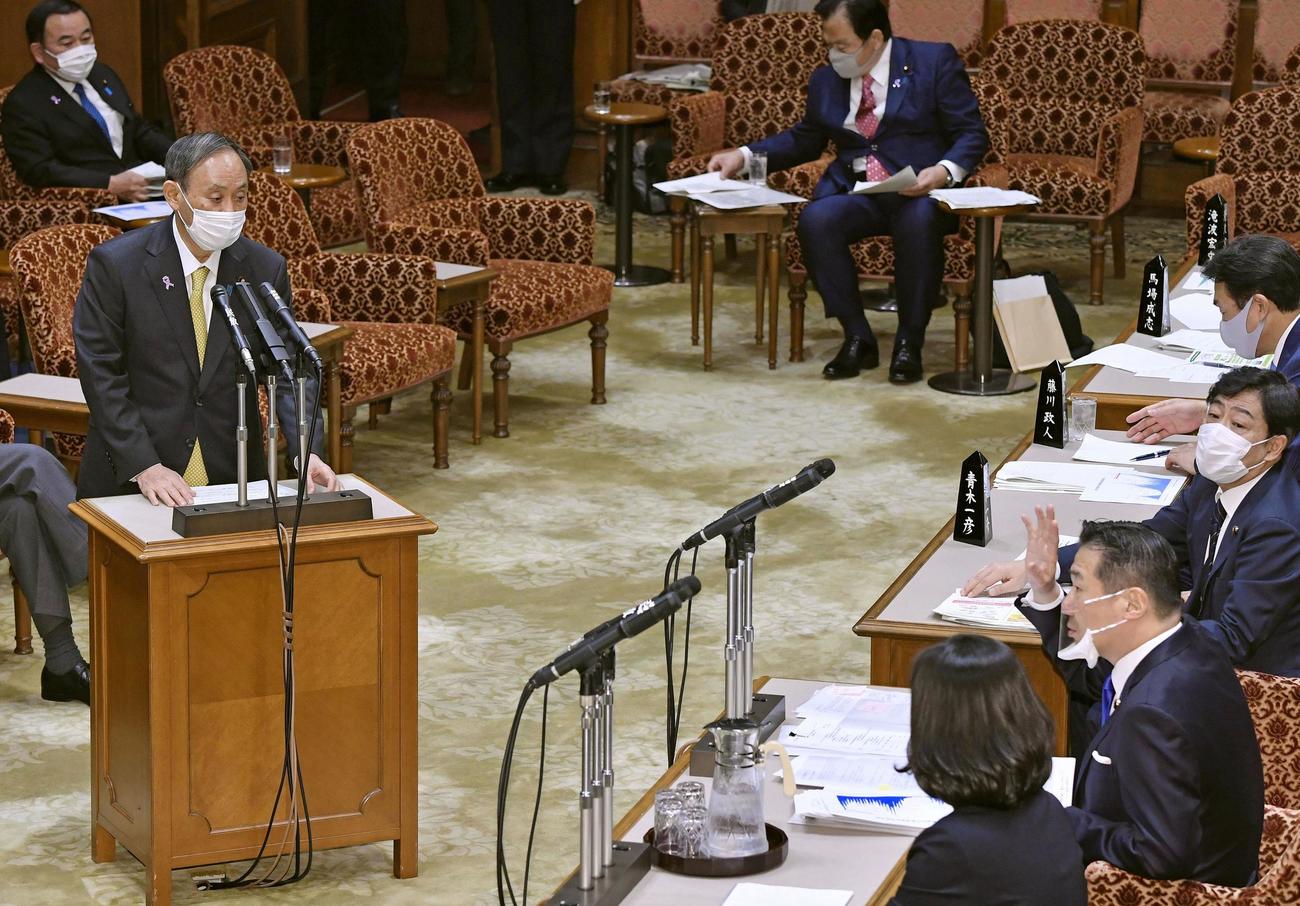参院予算委で立憲民主党の福山哲郎氏（右手前から2人目）の質問に答える菅首相（共同）