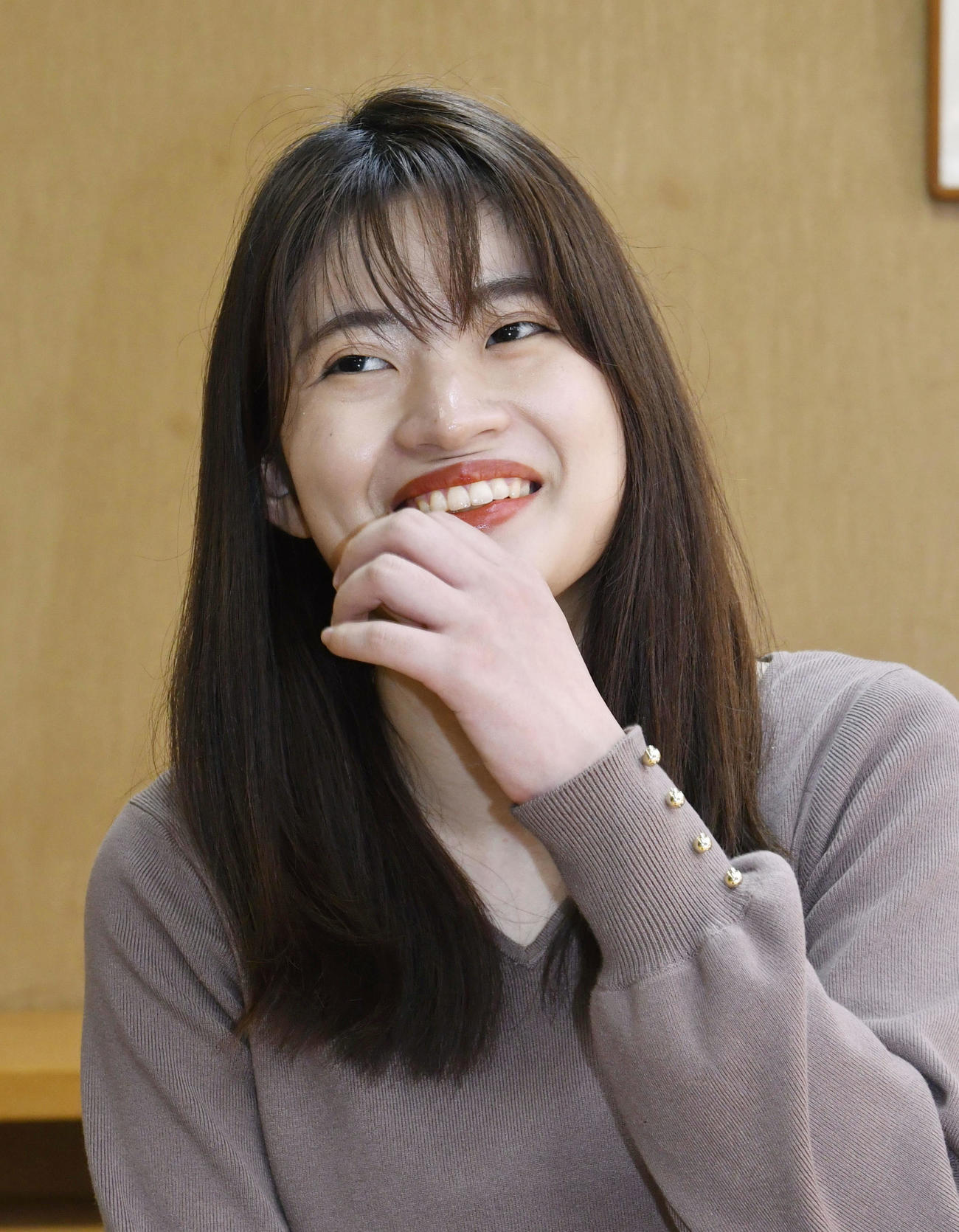 第39期女流本因坊戦5番勝負の第5局で、上野愛咲美女流本因坊を破りタイトルを奪還し、笑顔を見せる藤沢里菜女流名人（共同）