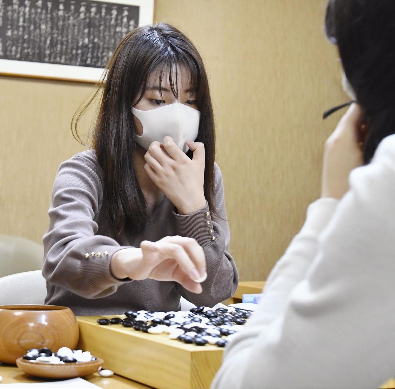 第39期女流本因坊戦5番勝負の第5局で、上野愛咲美女流本因坊を破り、タイトルを奪還した藤沢里菜女流名人（共同）