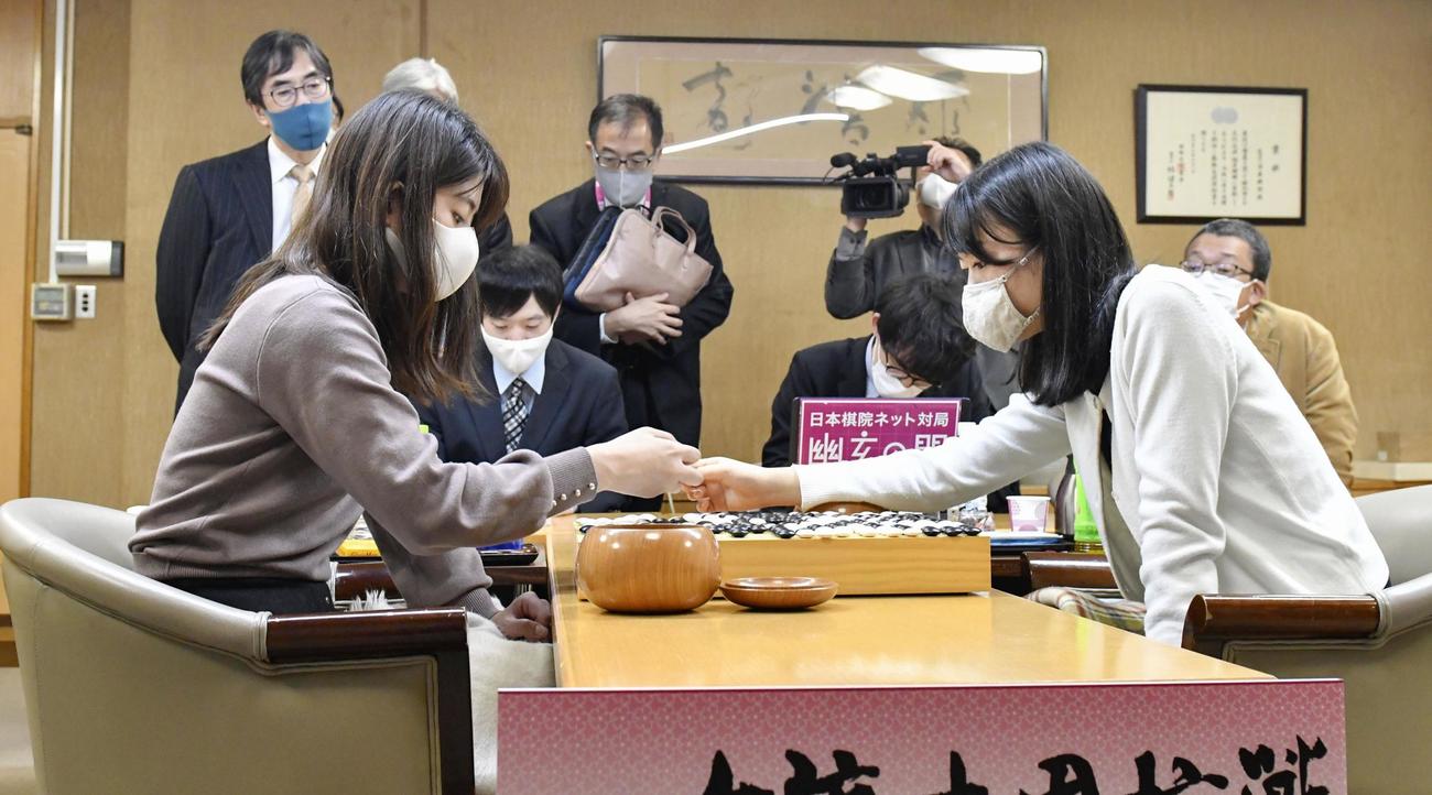 第39期女流本因坊戦5番勝負の第5局で、上野愛咲美前女流本因坊（右）を破り、タイトルを奪還した藤沢里菜女流本因坊（共同）