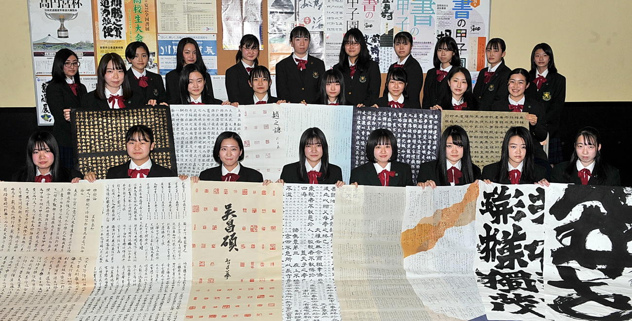 仙台育英の書道部メンバーは「書の甲子園」で入賞3点、入選12点で全国団体準優勝を決める（撮影・佐々木雄高）
