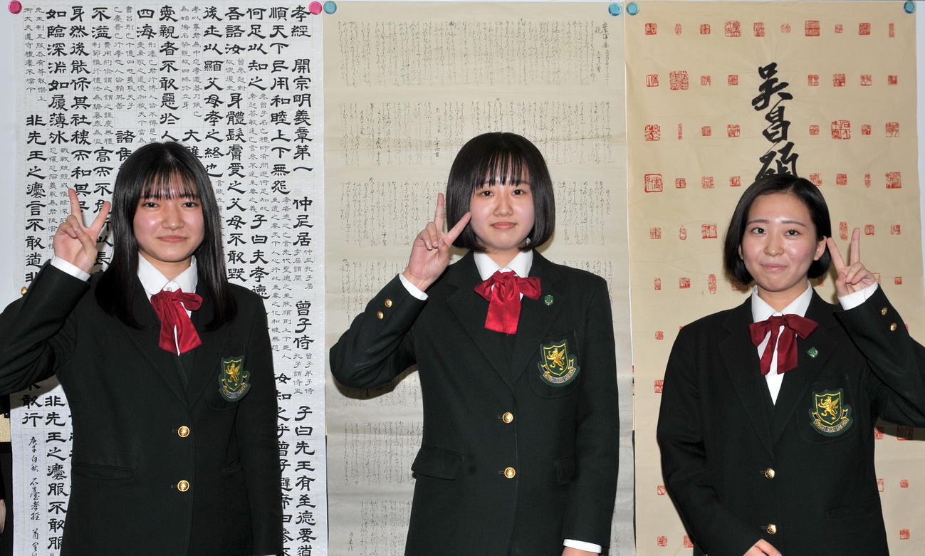 左から仙台育英・岡茜里さん、高橋歩未さん、菊地智子さん