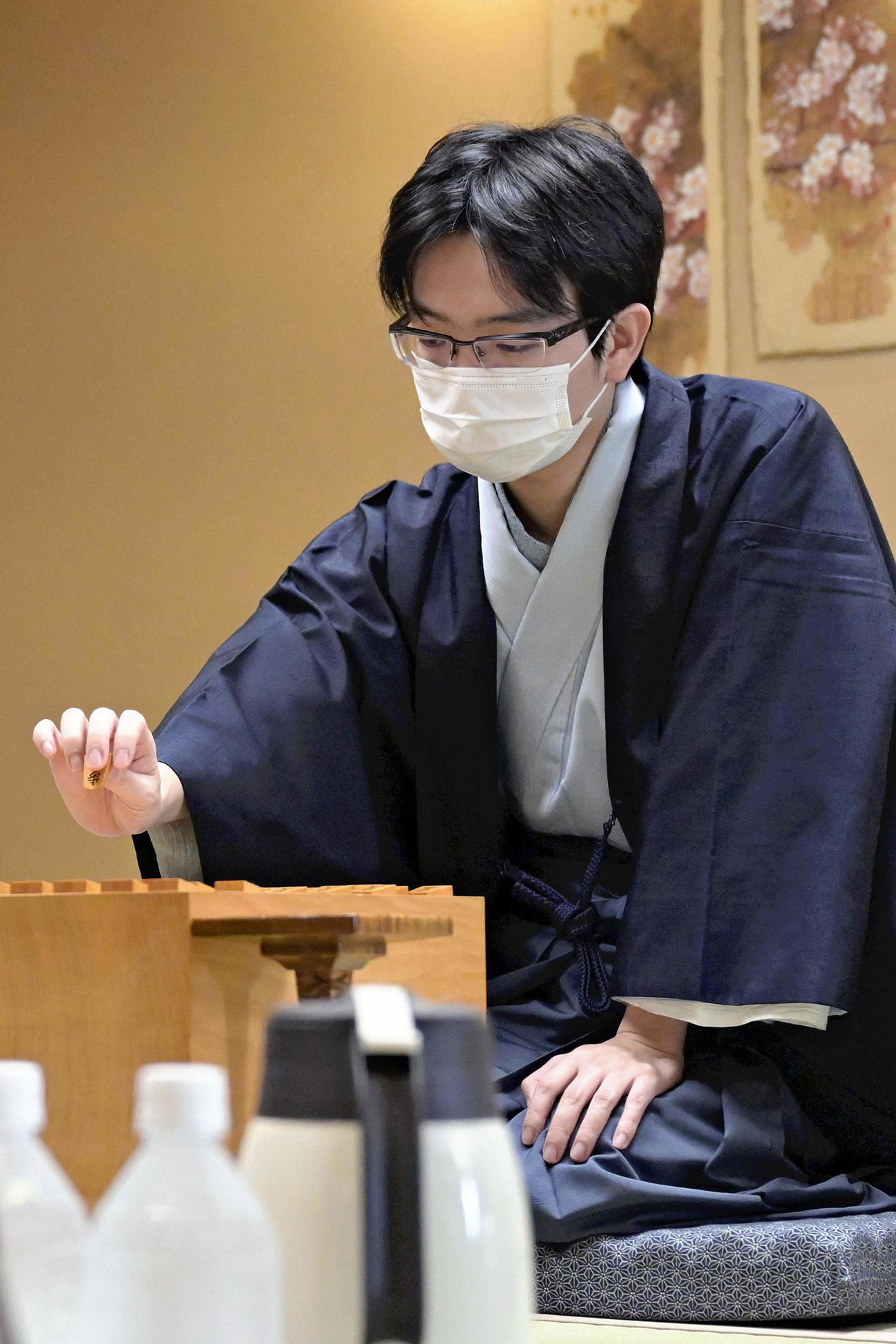 第33期竜王戦七番勝負第4局　初手を指す豊島将之竜王（代表撮影）