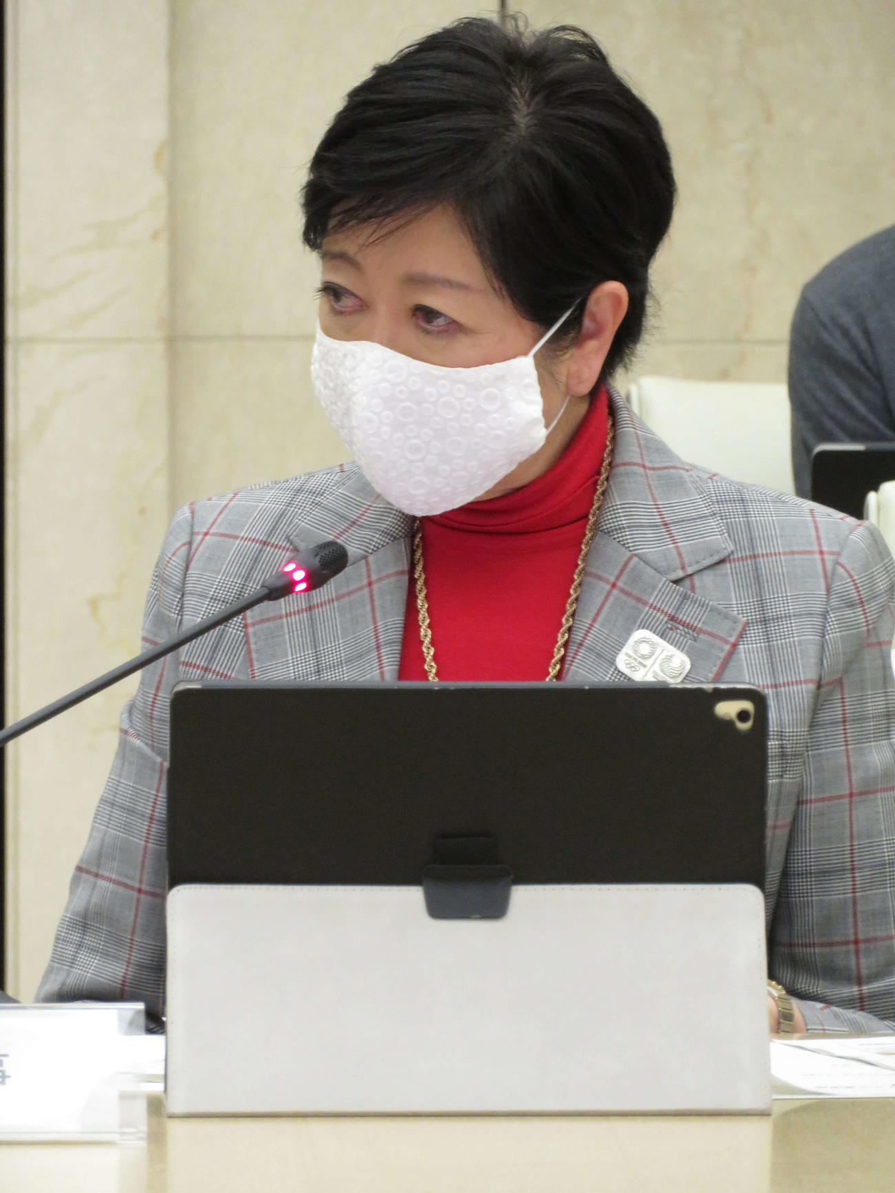 東京都の新型コロナウイルス感染症モニタリング会議で専門家の意見に耳を傾ける小池百合子知事（撮影・近藤由美子）