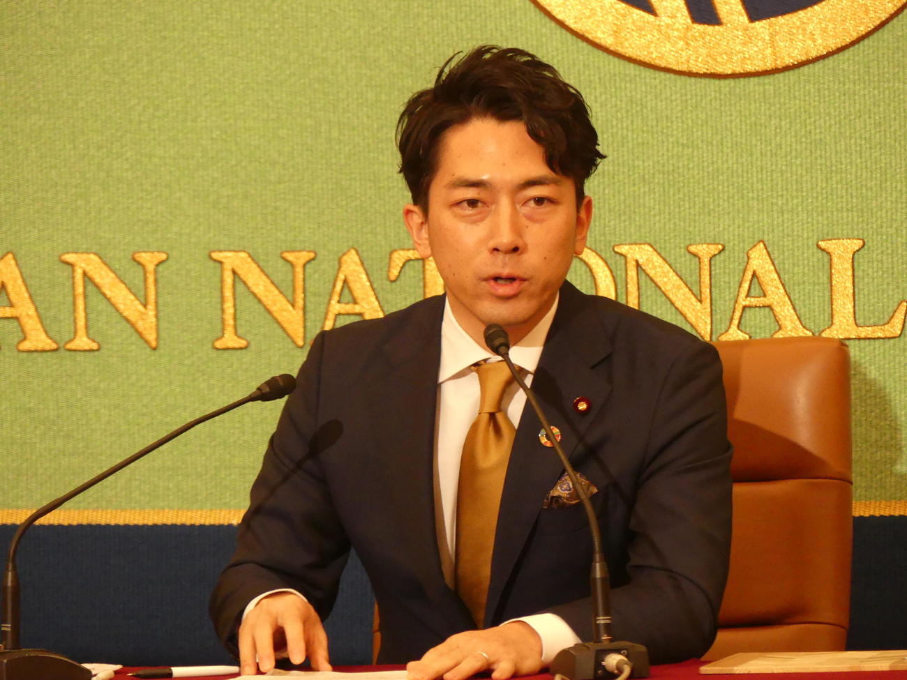 日本記者クラブで、2050年までの脱炭素社会実現を目指す日本の取り組みについて語る小泉進次郎環境相