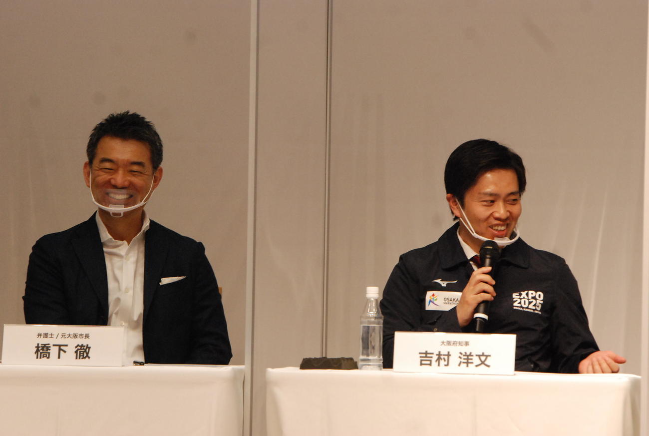 たかじんAWARDのフォーラムに参加した大阪府の吉村洋文知事（右）、橋下徹元市長（撮影・松浦隆司）