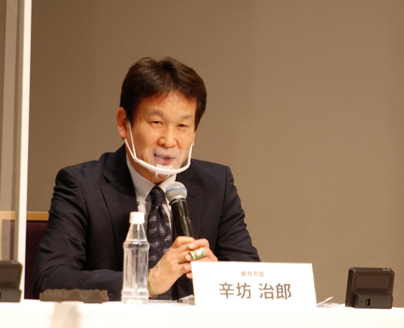 たかじんAWARDのフォーラムで司会を務めた辛坊治郎氏（撮影・松浦隆司）