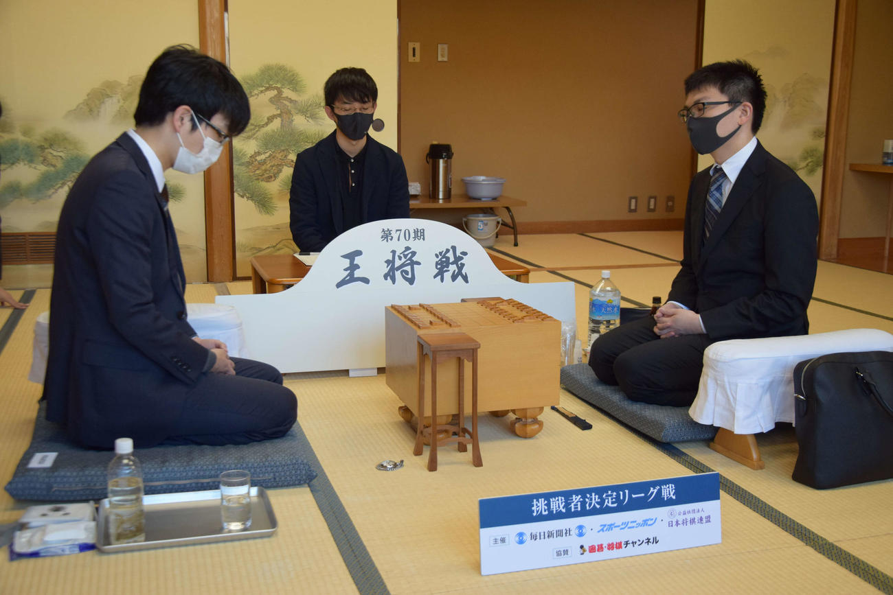 渡辺明王将への挑戦権を争うプレーオフに臨む豊島将之竜王（左）と永瀬拓矢王座（右、日本将棋連盟提供）