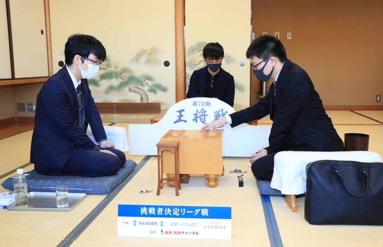 王将戦挑戦者決定リーグ戦プレーオフ　豊島竜王（左）と対局する永瀬王座（代表撮影）