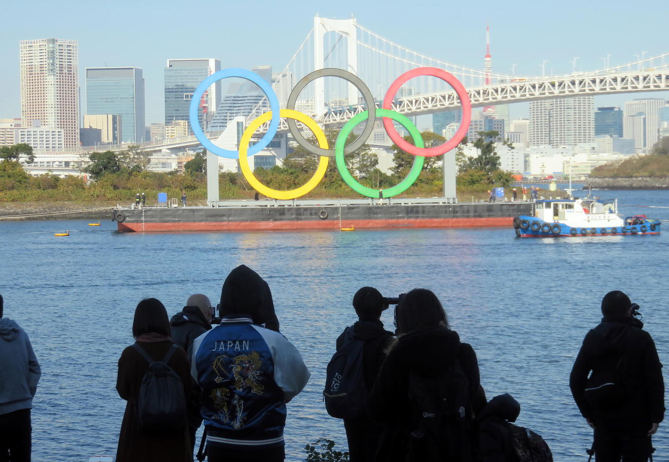 お台場海浜公園の海上に再設置された五輪シンボルを撮影する観衆や報道陣（撮影・鎌田直秀）