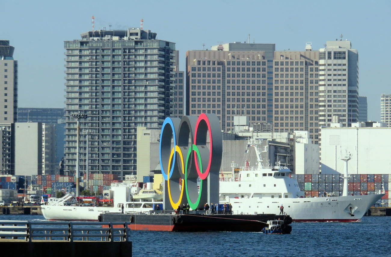 大きな船舶も行き交う中で東京湾を輸送される五輪シンボル（撮影・鎌田直秀）