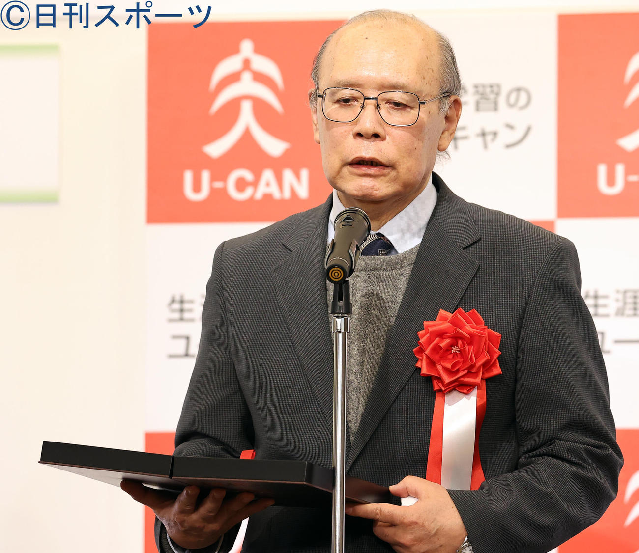 「新語・流行語大賞」発表のトップテンに選ばれた「アマビエ」で、あいさつする湯本豪一氏（撮影・浅見桂子）