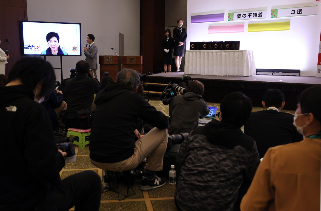 「新語・流行語大賞」発表のトップテンに選ばれた「3密」で、リモートで出演した小池百合子東京都知事は、大勢のカメラマンに撮影される（撮影・浅見桂子）