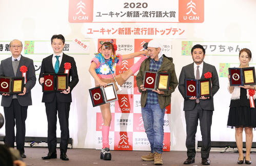 「新語・流行語大賞」発表・表彰式で笑顔で記念撮影する、左から湯本豪一氏、中野博之氏、フワちゃん、ヒロシ、大嶌諭氏、小松由美氏（撮影・浅見桂子）