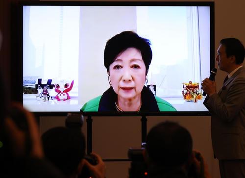 「新語・流行語大賞」発表のトップテンに選ばれた「3密」で、リモートで出演した小池百合子東京都知事（撮影・浅見桂子）