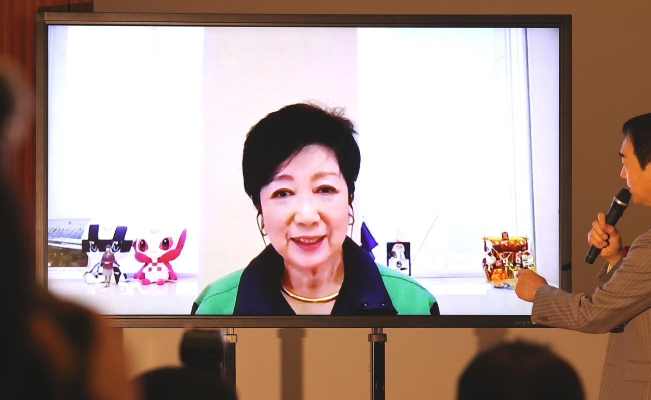 「新語・流行語大賞」発表のトップテンに選ばれた「3密」で、リモートで出演した小池百合子東京都知事（撮影・浅見桂子）