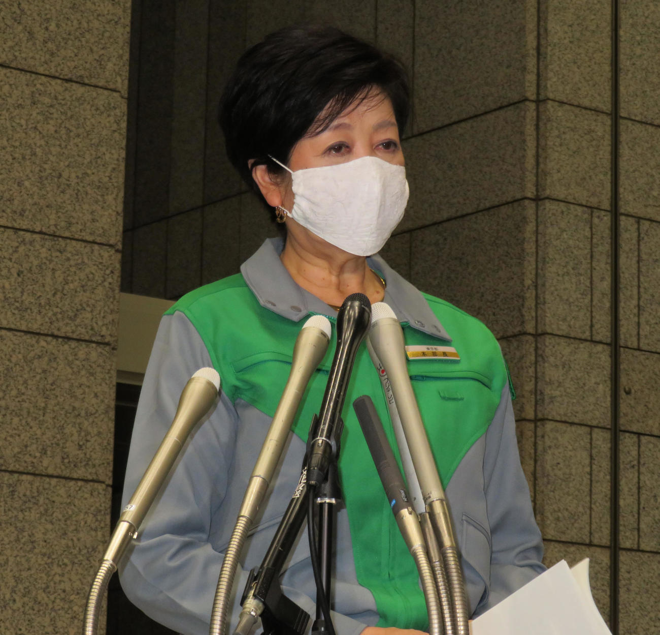 退庁時に取材に応じる東京都の小池百合子知事（撮影・佐藤勝亮）