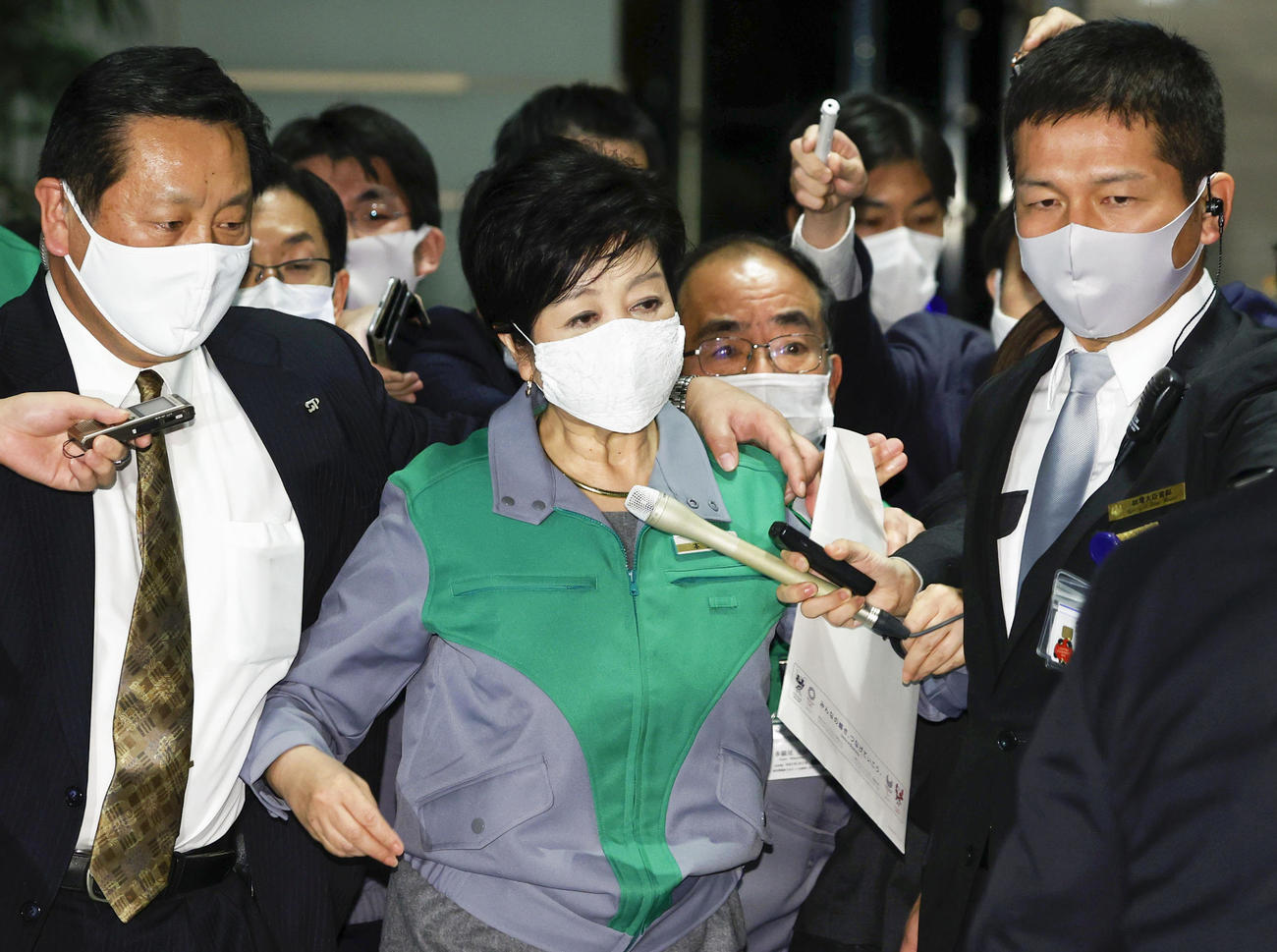 菅首相と会談するため、首相官邸に入る東京都の小池百合子知事（共同）