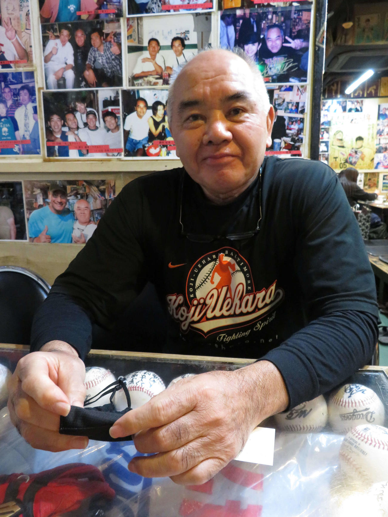 引退を発表した漫画家の水島新司さんに対し「60年間、お疲れさまでした」と語る東京・四谷の居酒屋「あぶさん」店主の石井和夫さん（撮影・近藤由美子）