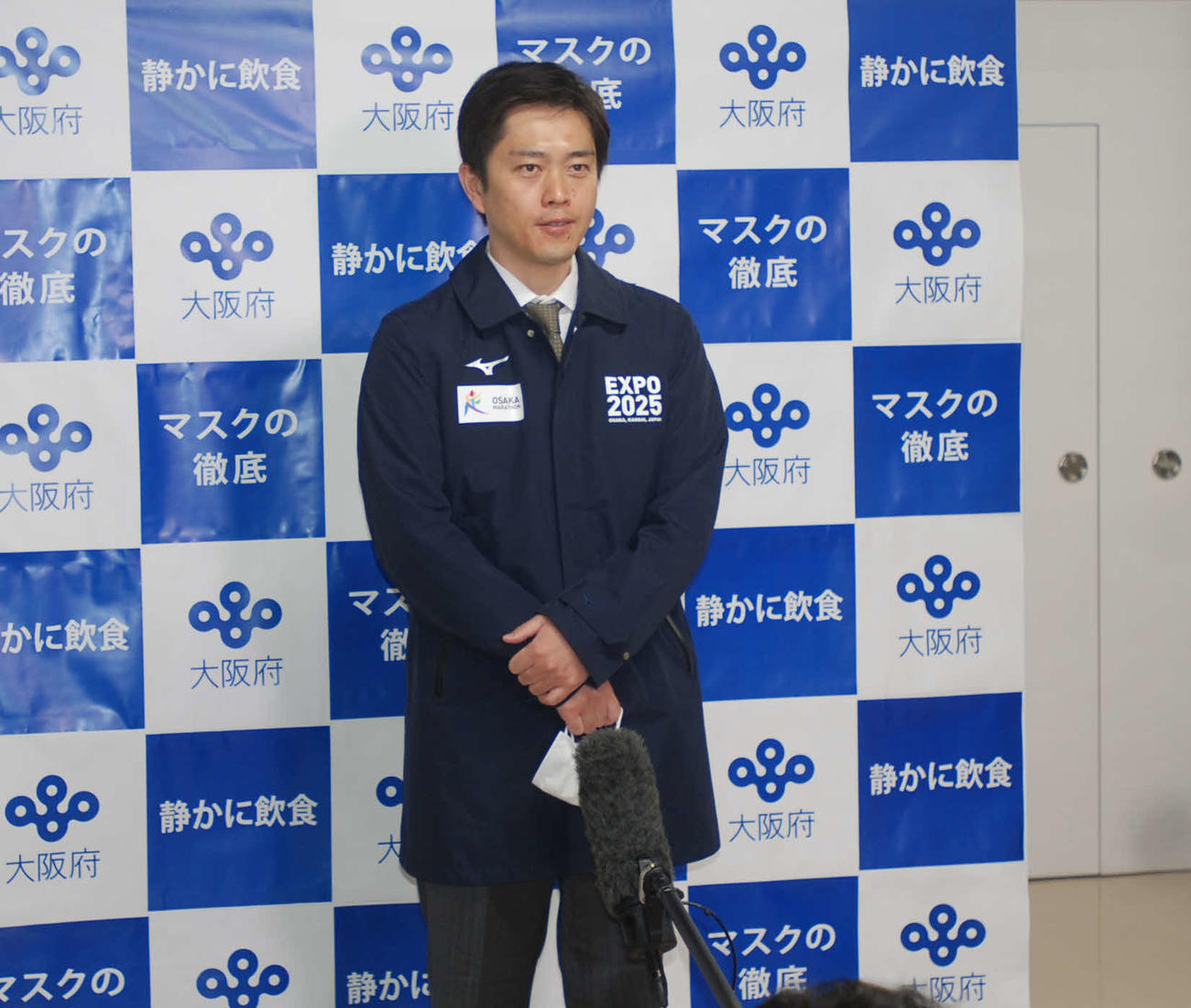 府庁で取材に応じる大阪府の吉村洋文知事（撮影・松浦隆司）