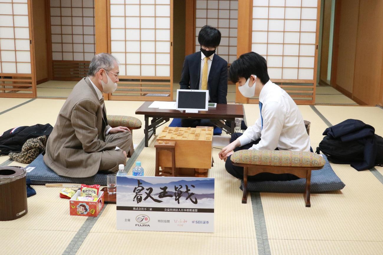 感想戦を行う藤井聡太2冠（右）、長沼洋八段（日本将棋連盟提供）