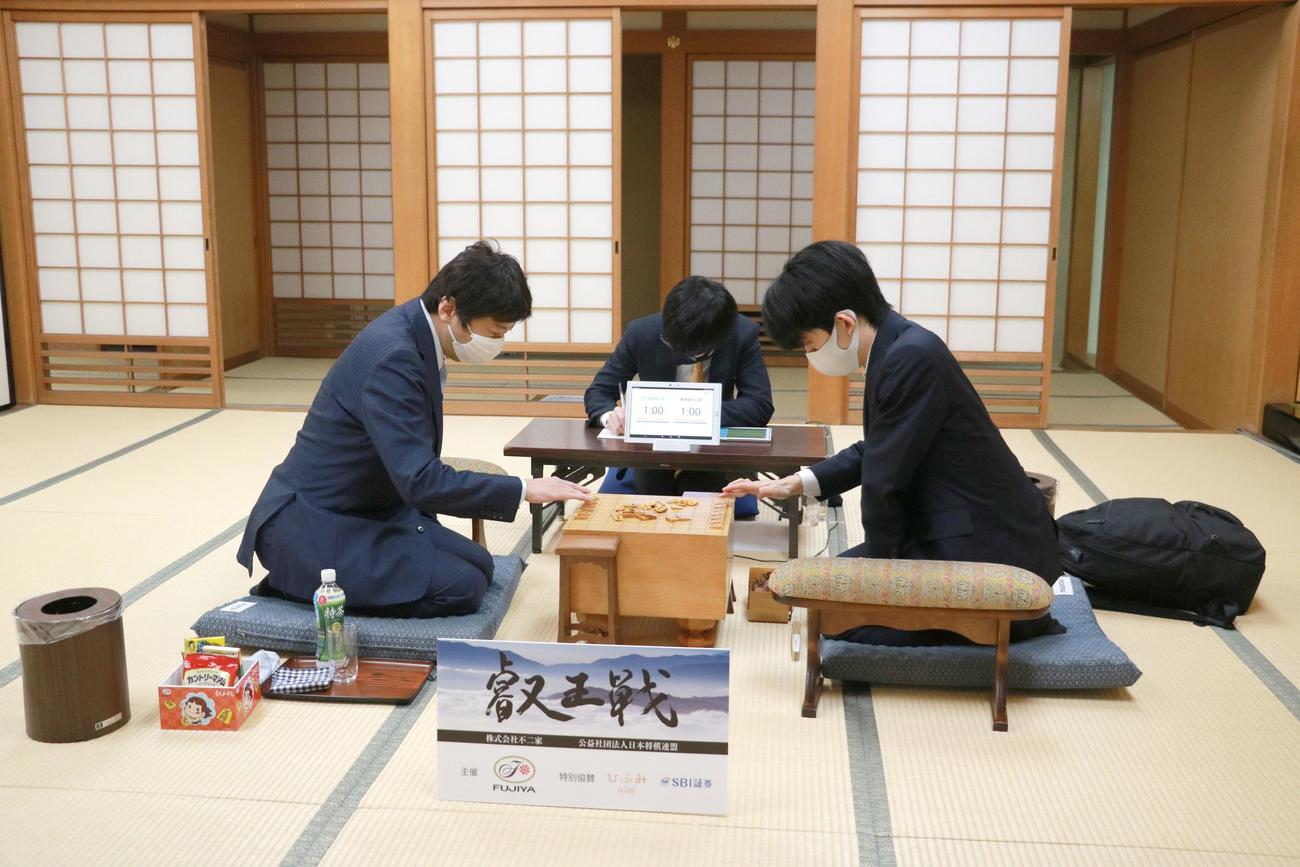 杉本昌隆八段（左）と3度目の師弟対決の臨んだ藤井聡太2冠（日本将棋連盟提供）