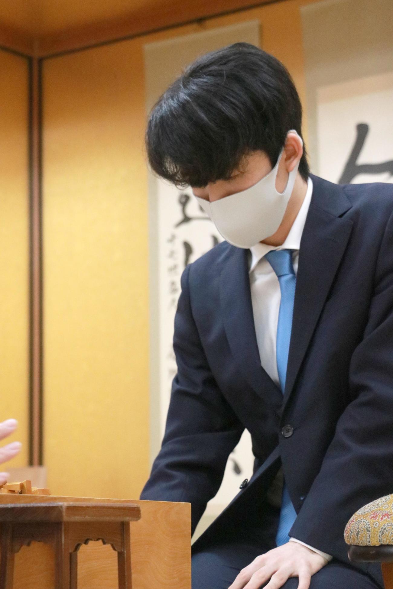 3度目の師弟対決の臨んだ藤井聡太2冠（日本将棋連盟提供）
