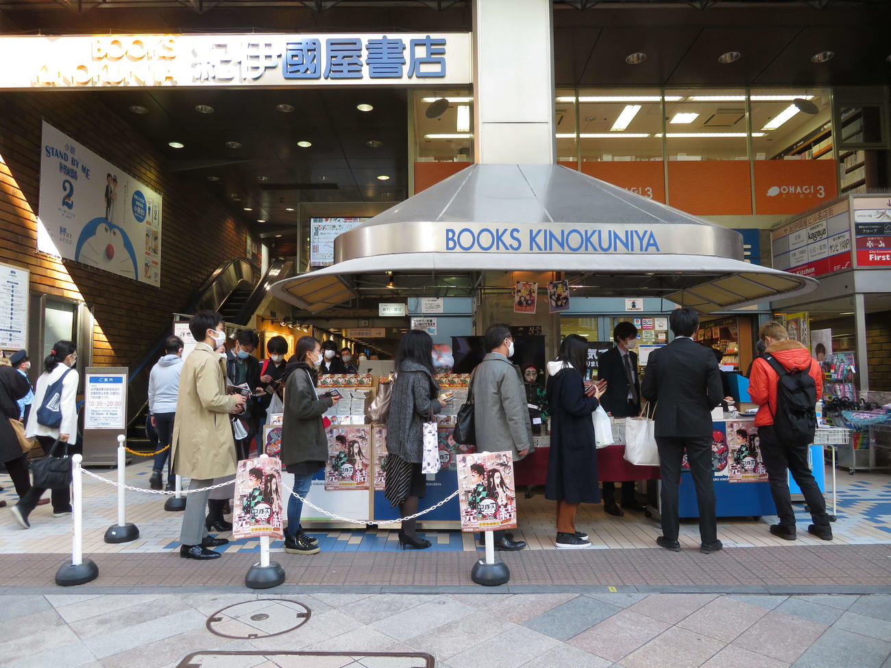 新宿・紀伊国屋書店前の「鬼滅の刃」最終23巻を買い求める客の行列（撮影・沢田直人）