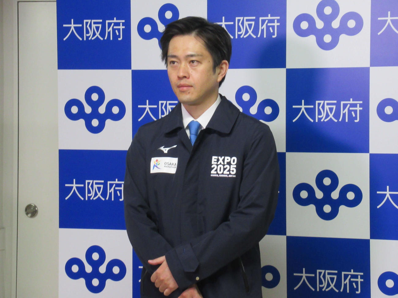 大阪府庁で取材に応じる吉村洋文知事（撮影・星名希実）