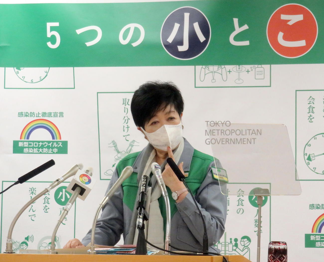 定例会見で「びじょネットオンラインマルシェ」で販売しているマスクを紹介する小池都知事（撮影・鎌田直秀）