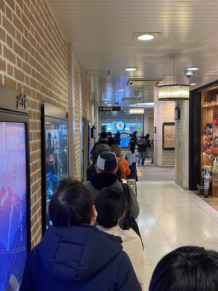 4日に発売された「鬼滅の刃」23巻を購入しようという客が列をつくった都内の書店（撮影・村上幸将）