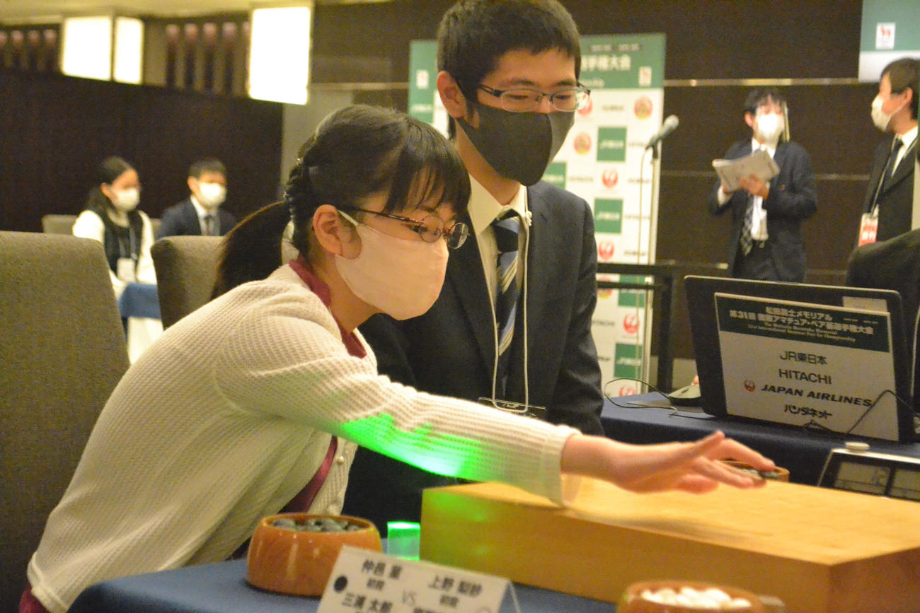 ペア碁俊英トーナメント戦で三浦太郎初段（右）と組んで、上野梨紗初段・福岡航太朗初段組と対戦した仲邑菫初段（左）