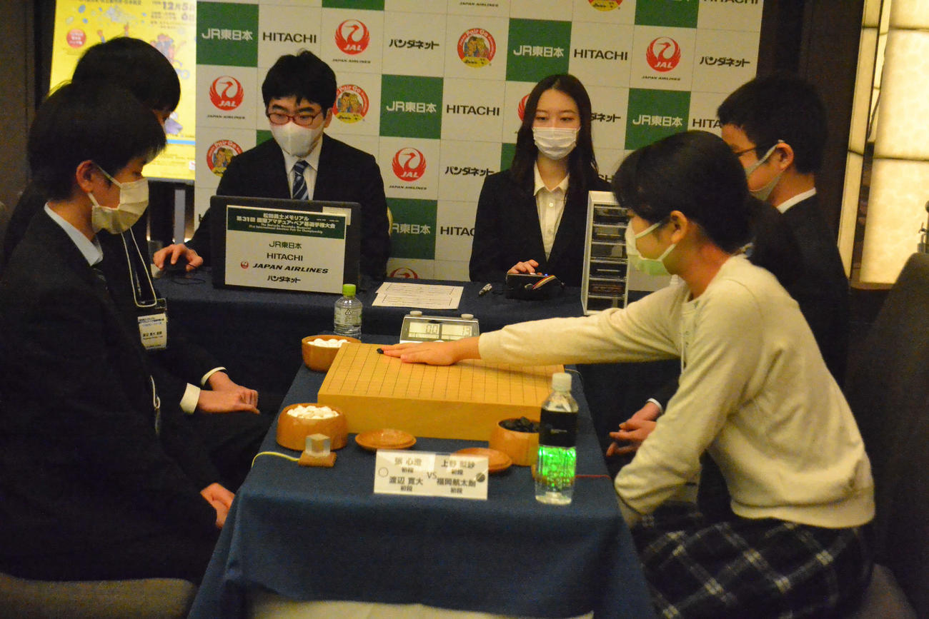 決勝に臨んだ上野梨紗初段・福岡航太朗初段組（右）と張心澄初段・渡辺寛大初段組（左）