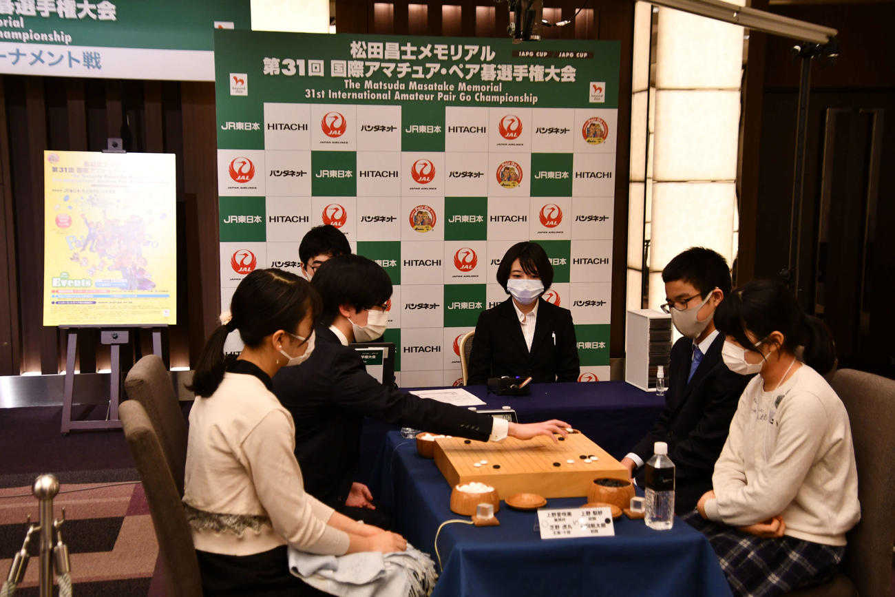 優勝した上野梨紗初段（右）と福岡航太朗初段のペアは、上野愛咲美扇興杯・女流本因坊（左）と芝野虎丸王座・十段ペアと記念対局を行った