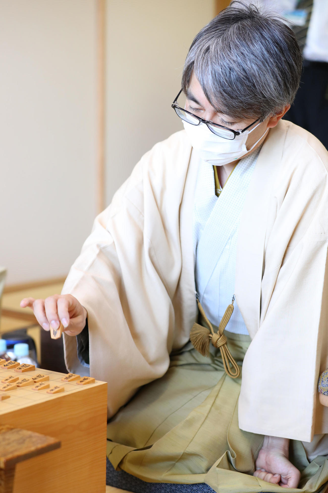 将棋第33期竜王戦7番勝負　第5局　前日の棋譜を再現する羽生善治九段（代表撮影）