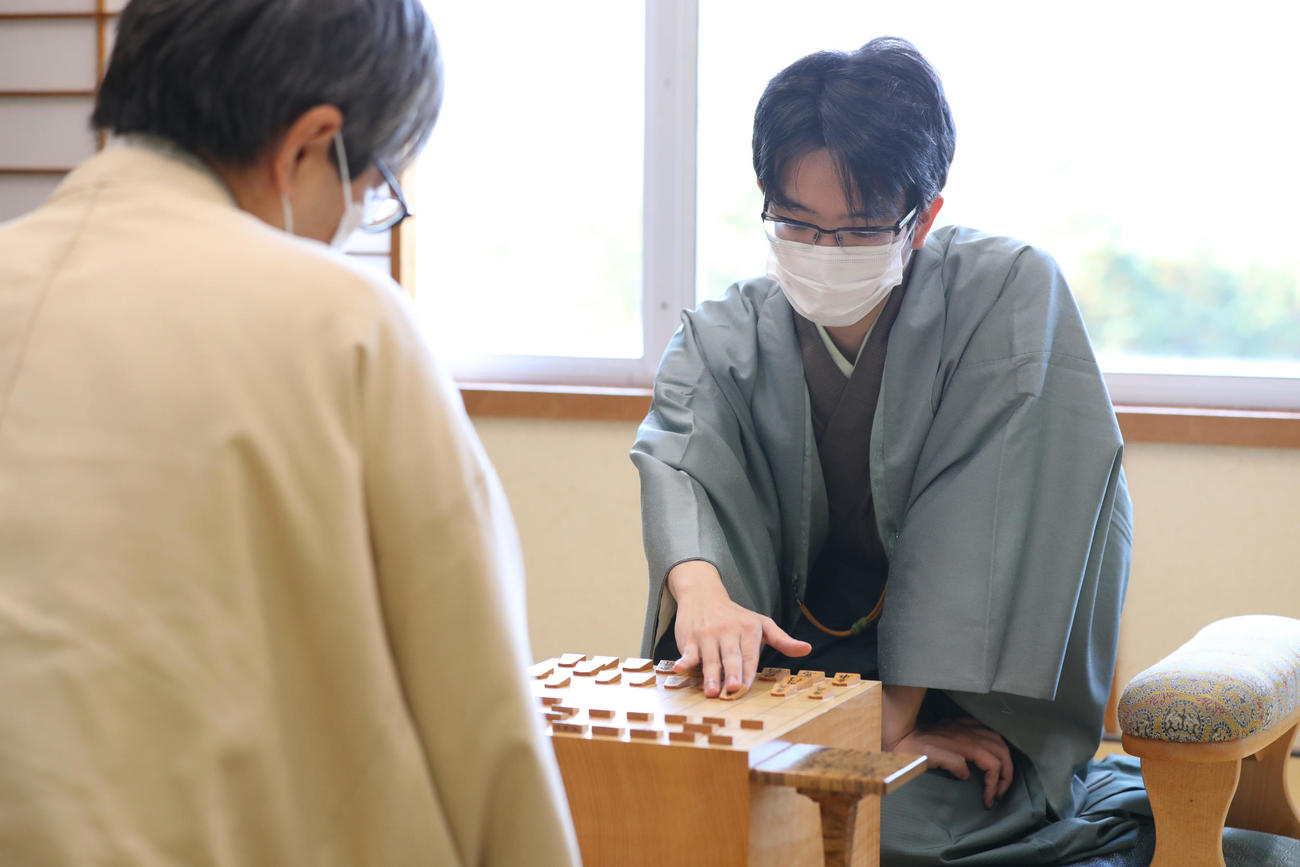 将棋第33期竜王戦7番勝負　第5局　前日の棋譜を再現する豊島将之竜王（代表撮影）