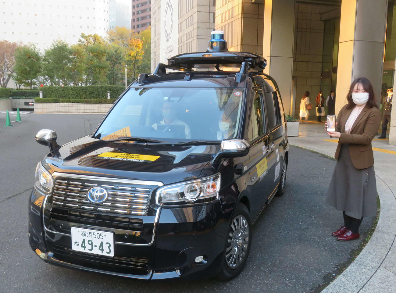 自動運転タクシーの実証実験が都庁周辺で行われた。スマホ予約で配車され、スマホでドアを開ける（撮影・大上悟）
