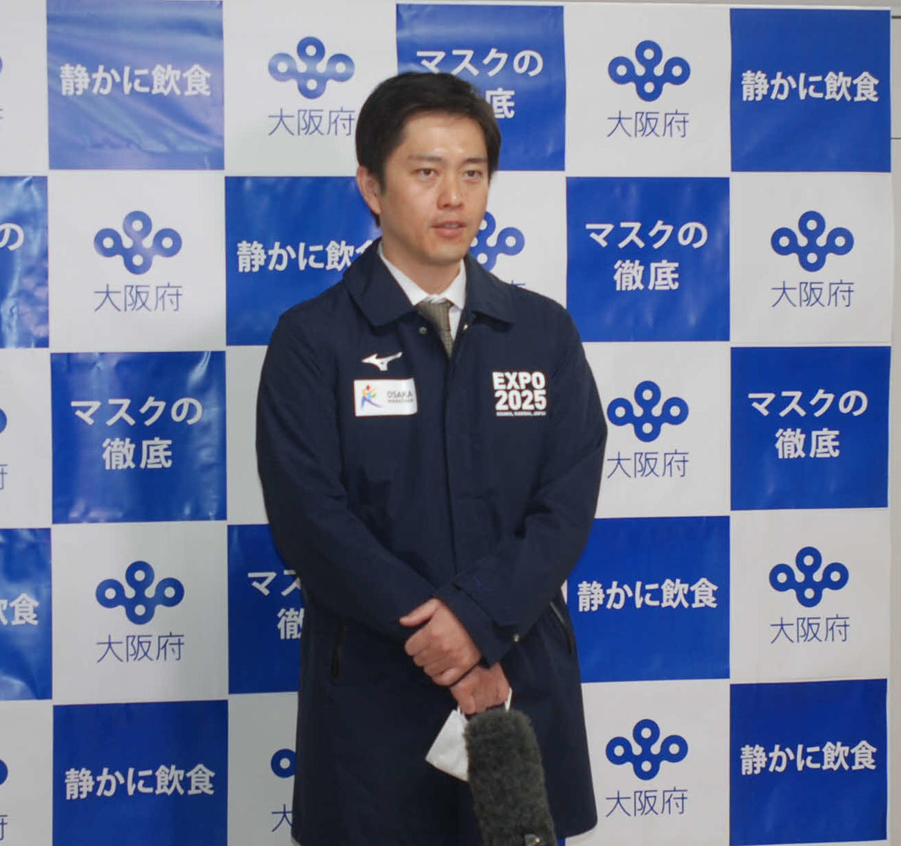 府庁で取材に応じる大阪府の吉村洋文知事（撮影・松浦隆司）