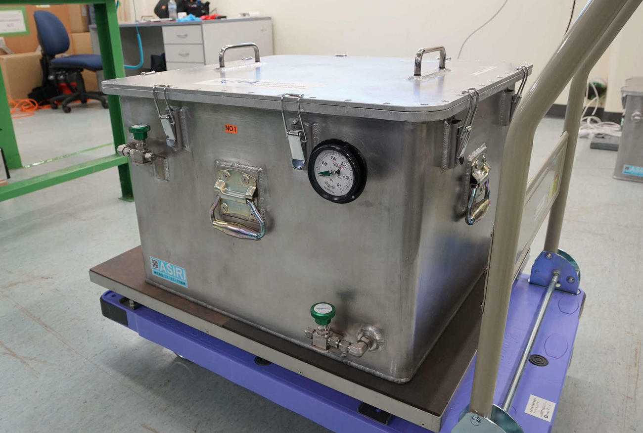 はやぶさ2が持ち帰ったカプセルを収納し、JAXAに搬入された専用ボックス（C）JAXA