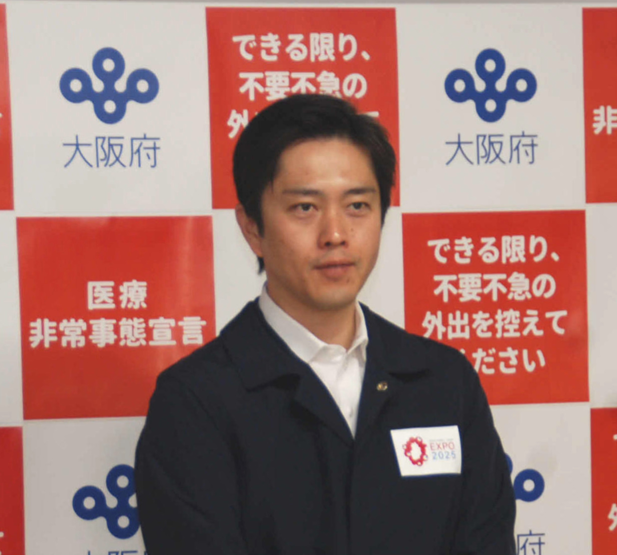 府庁で取材に応じる大阪府の吉村洋文知事（撮影・松浦隆司）