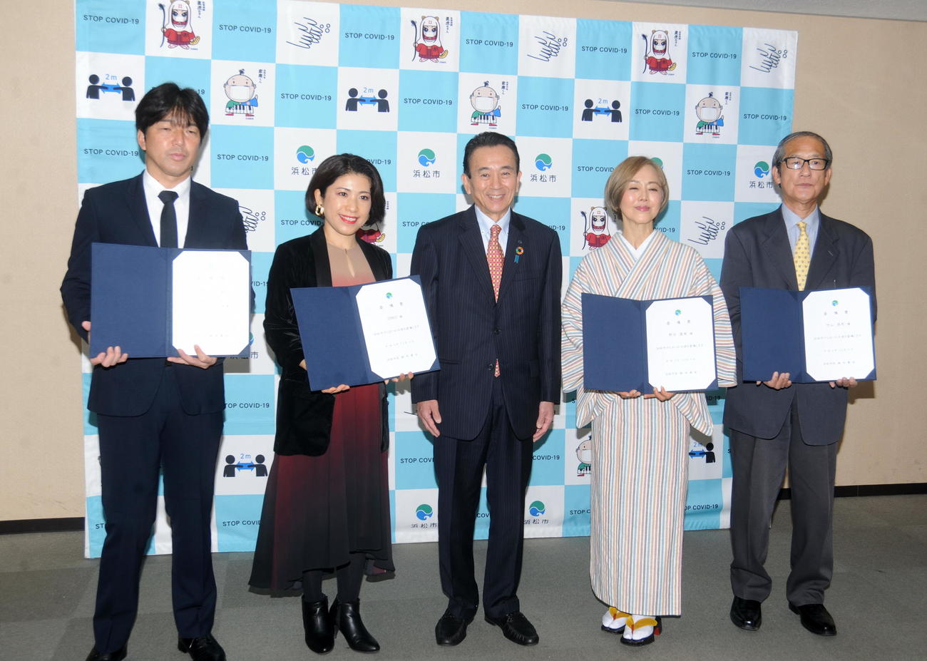 記念写真に納まる、左から名波浩氏、ERIKO、鈴木市長、熊谷真実、竹山昌利氏