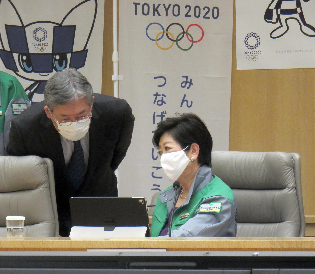 東京都新型コロナウイルス感染症モニタリング会議後に専門家と話をする小池知事（右）（撮影・鎌田直秀）
