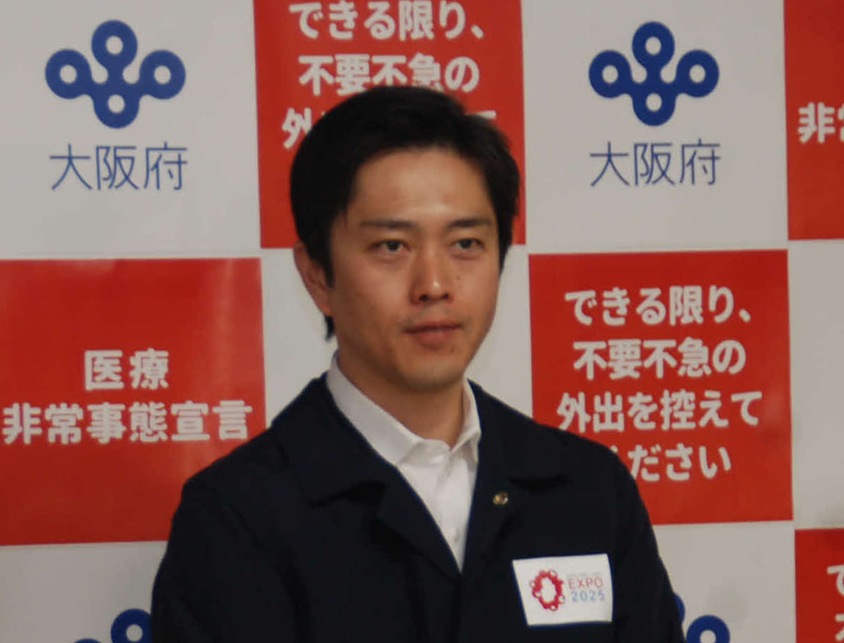府庁で取材に応じる大阪府の吉村洋文知事（撮影・松浦隆司）