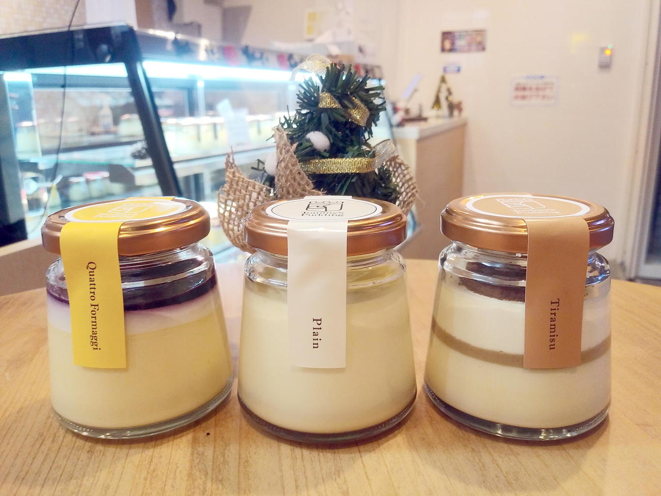 湯煎による低温調理にこだわった「トミーズプリン工房」のプリン。左からクアトロフォルマッジョ、プレーン、ティラミス（撮影・鎌田直秀）